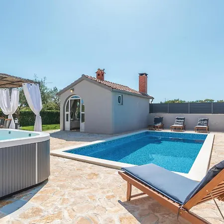 Ferienhaus 2 Bedroom Gorgeous In Zadar