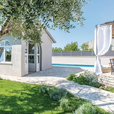 2 Bedroom Gorgeous In Ferienhaus Zadar