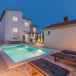 Vakantiehuis 2 Bedroom Gorgeous In Zadar