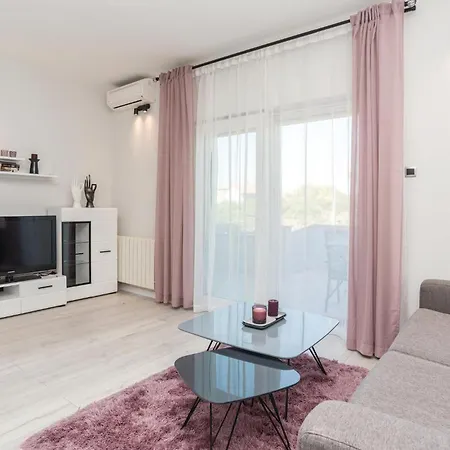 2 Bedroom Gorgeous In Будинок відпочинку *