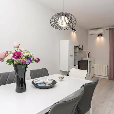 2 Bedroom Gorgeous In Semesterbostad Zadar