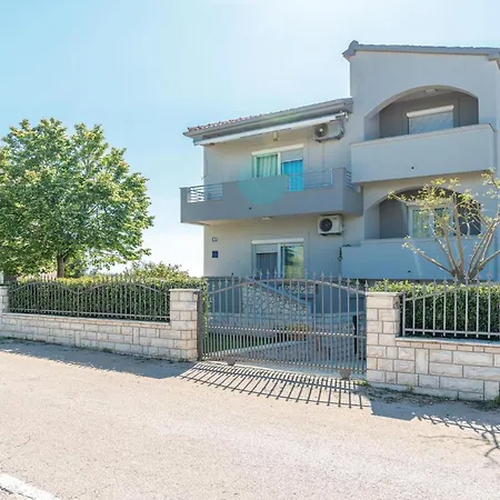 2 Bedroom Gorgeous In Semesterbostad *