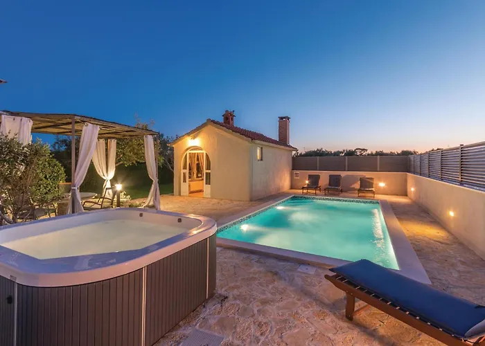 2 Bedroom Gorgeous In Semesterbostad