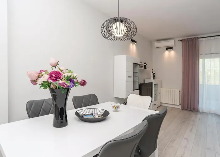 2 Bedroom Gorgeous In Semesterbostad Zadar