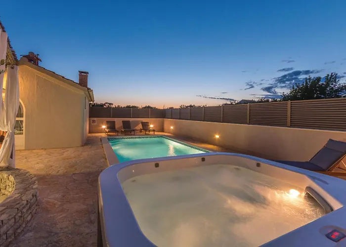 2 Bedroom Gorgeous In Semesterbostad *