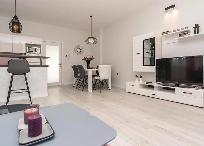 2 Bedroom Gorgeous In Semesterbostad Zadar