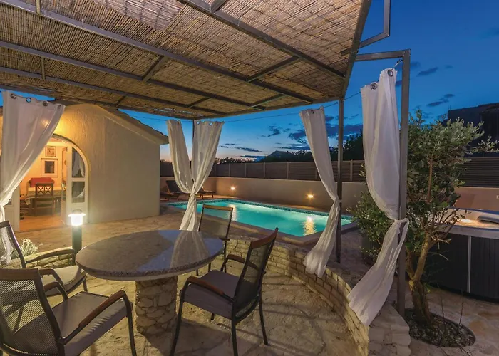 2 Bedroom Gorgeous In *