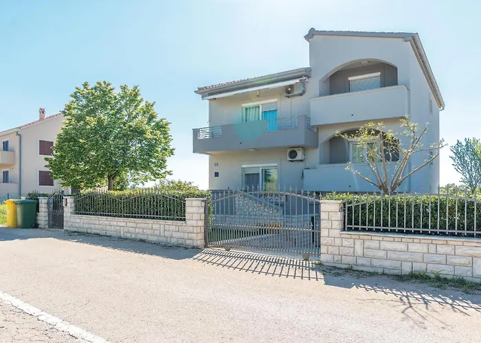 2 Bedroom Gorgeous In Semesterbostad *