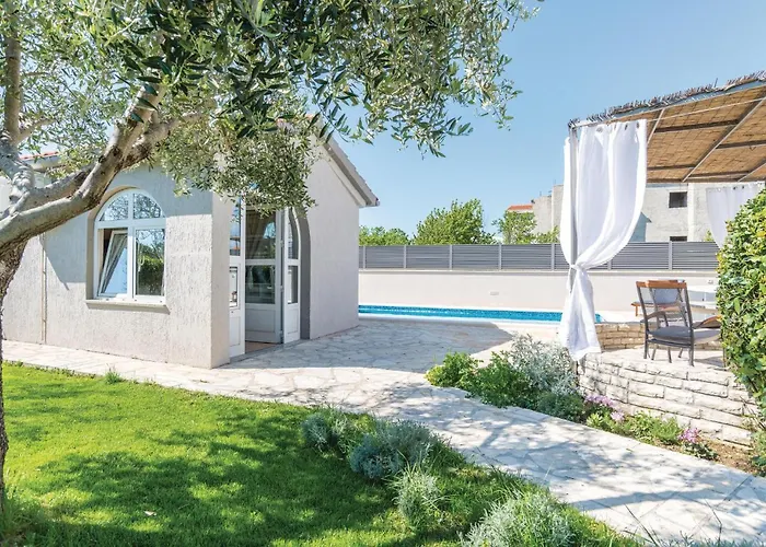 2 Bedroom Gorgeous In Semesterbostad Zadar